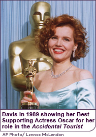 Davis in 1989 showing her Best Supporting Actress Oscar for her role in the Accidental Tourist