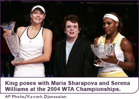 King poses with Maria Sharapova and Serena Williams at the 2004 WTA  Championships.
