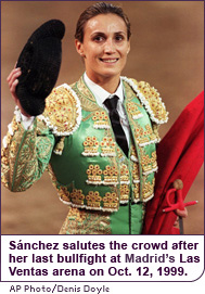 Sánchez salutes the crowd after her last bullfight at Madrid's Las Ventas arena on October 12, 1999. 